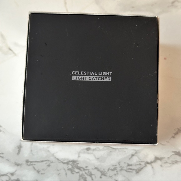LAURA MERCIER Translucent Loose Setting Powder - Light Catcher - Picture 10 of 12
